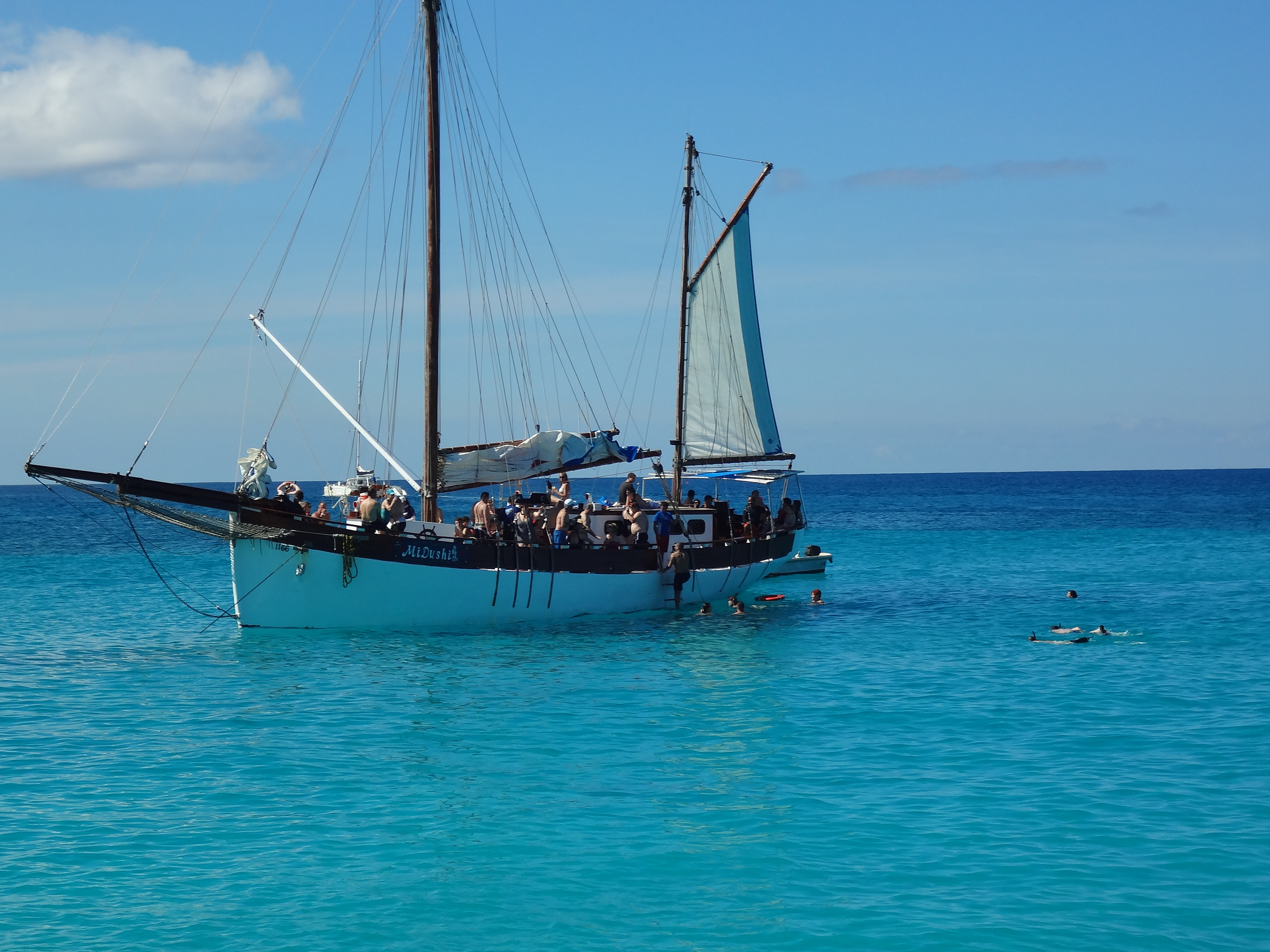 mi dushi ship and snorkelers